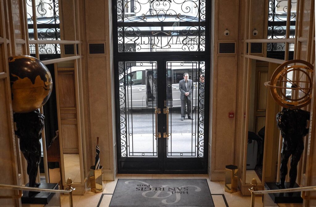 The lobby of Hotel San Regis Paris